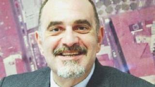 Sopra il comandante Francesco Delvino. A destra il municipio di Massa