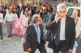 Due dirigenti Answers mentre arrivano in Provincia per l’incontro di ieri
