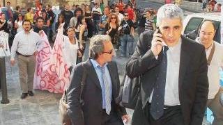Due dirigenti Answers mentre arrivano in Provincia per l’incontro di ieri