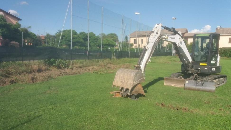 I lavori per la sostituzione del manto in era nel campo sportivo di Rio Saliceto