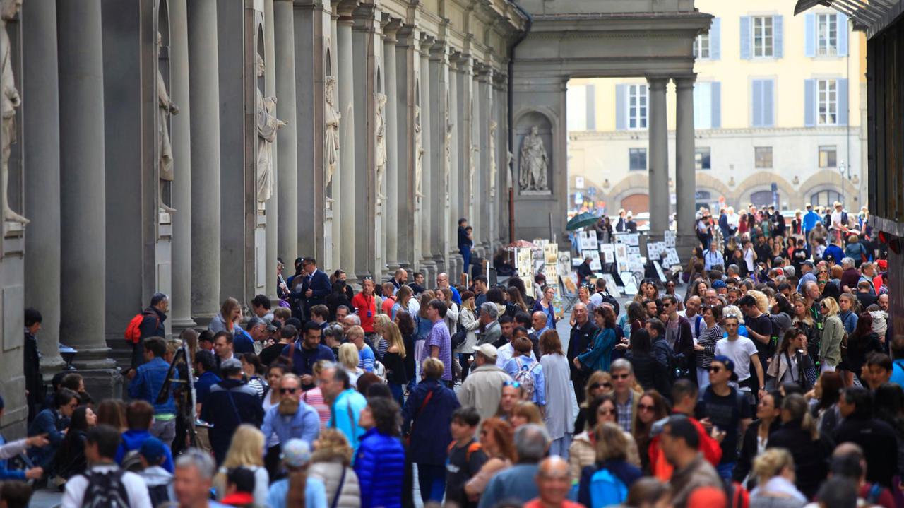 Turisti a Firenze davanti agli Uffizi