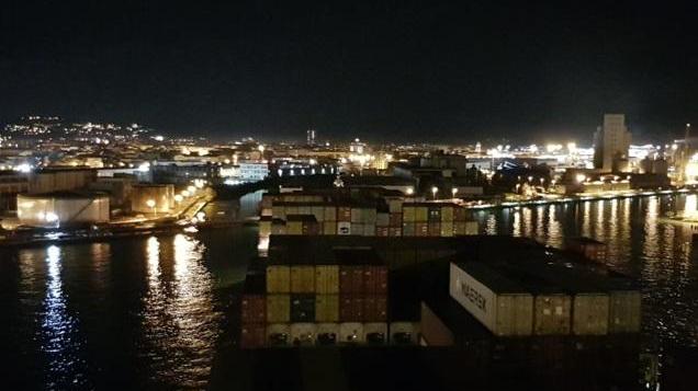 Rachele ce l’ha fatta, è la prima grande nave uscita di notte dal porto