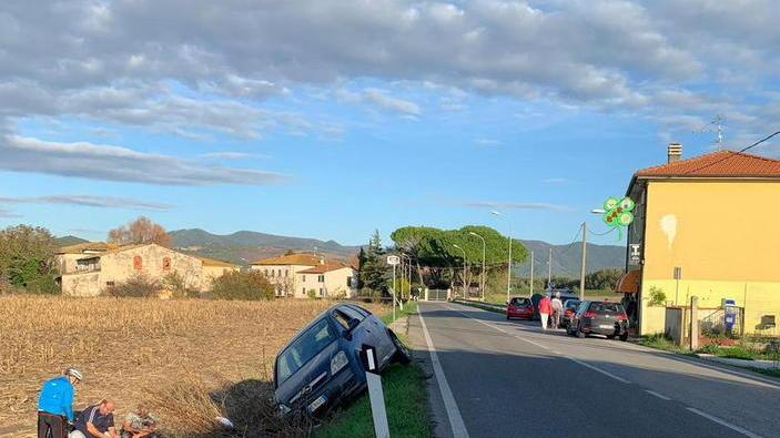 Scooterista tamponato da auto e scaraventato fuori strada
