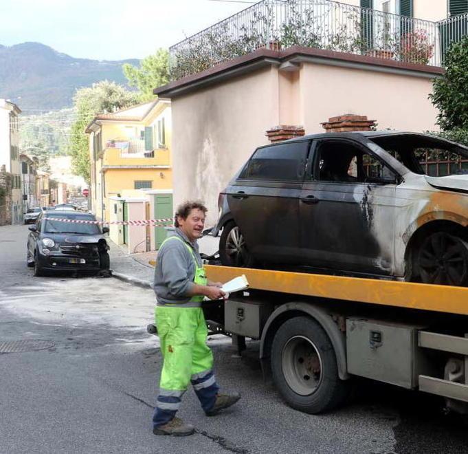 Bruciate tre auto nella notte Si tratta di un incendio doloso 