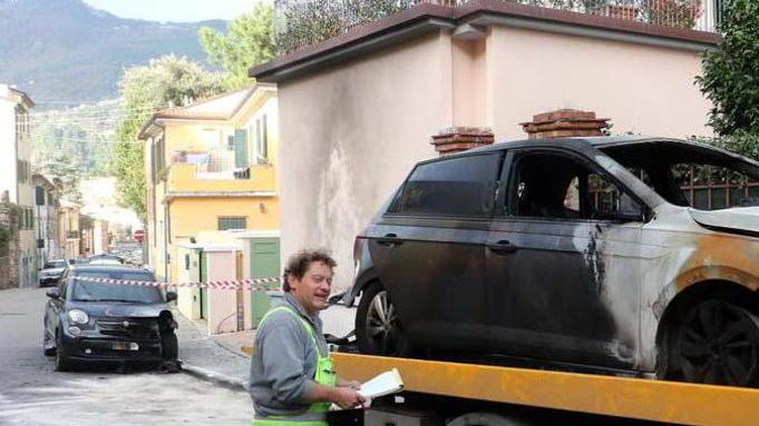 Bruciate tre auto nella notte Si tratta di un incendio doloso