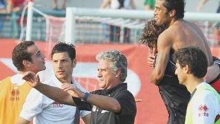 <strong>FESTA FINALE</strong> Elio Gustinetti in mezzo al campo con i suoi giocatori dopo la vittoria <strong>RISSA VERBALE</strong> Tra Possanzini e Joelson volano parole grosse