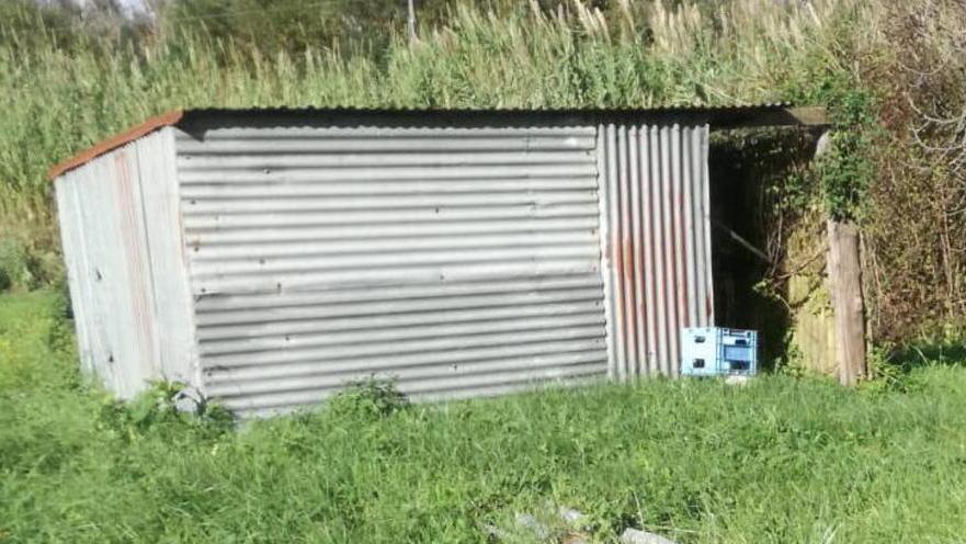 Cadavere in una baracca lungo la ferrovia per Pisa