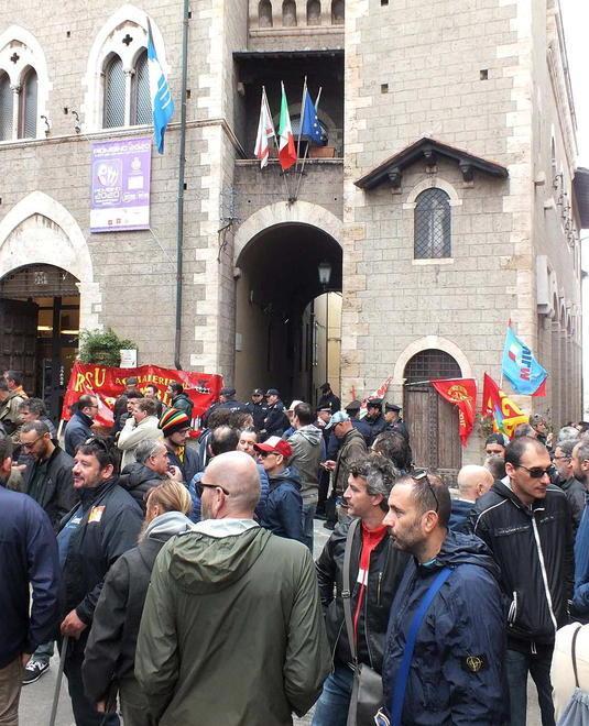 Il Governo chiama i sindacati ma sulla «cig» boccia Aferpi 