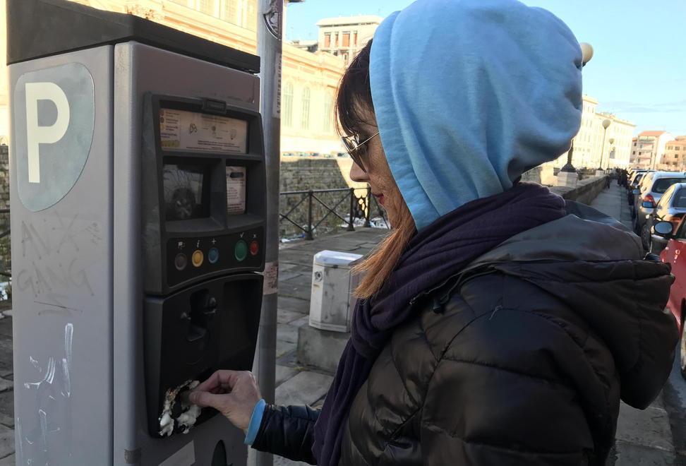 Niente ticket per la sosta Sabotati con la schiuma i parcometri sugli scali 