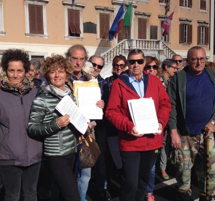 I residenti della zona D consegnano più di mille firme 