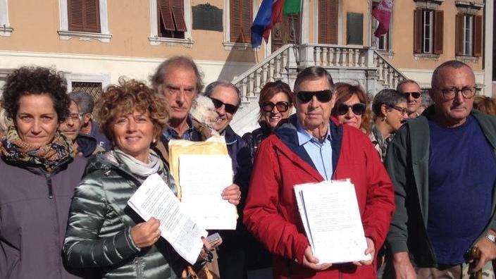 I residenti della zona D consegnano più di mille firme