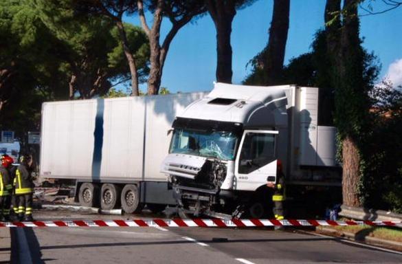 Tir sfonda il guard rail e invade l’altra corsia