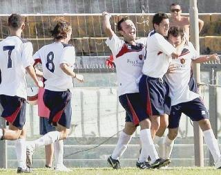 Pisa-Ponsacco di Coppa: a sinistra la gioia degli ospiti dopo il gol decisivo di Di Paola; qui sopra uno scorcio della tribuna; a destra, i nerazzurri ricevono l’applauso del pubblico a fine gara nonostante la sconfitta per 2-1