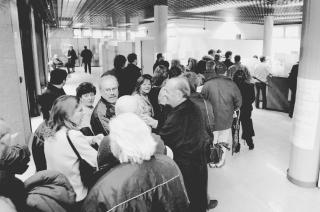 Alcuni cittadini in fila attendono di parlare con gli addetti di un’esattoria (foto di repertorio)
