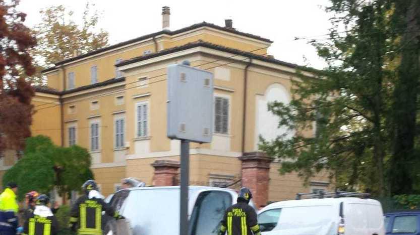 Schianto, auto si ribalta