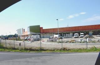 Il cantiere, nella zona dei cimiteri, dove si realizza la nuova Coop