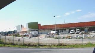 Il cantiere, nella zona dei cimiteri, dove si realizza la nuova Coop