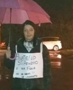 «Datemi i miei soldi» Protesta al ristorante 