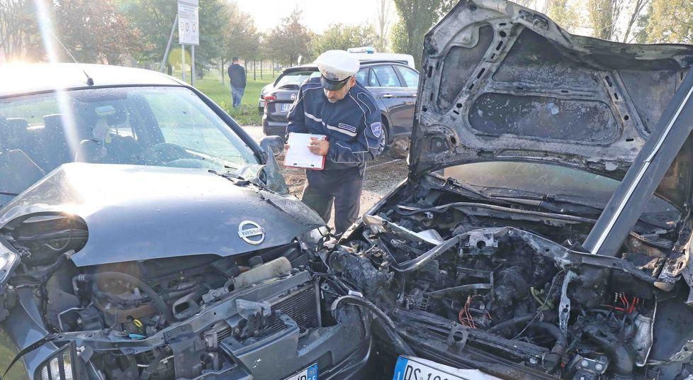 Si ferma al semaforo travolta in auto dopo il tamponamento 