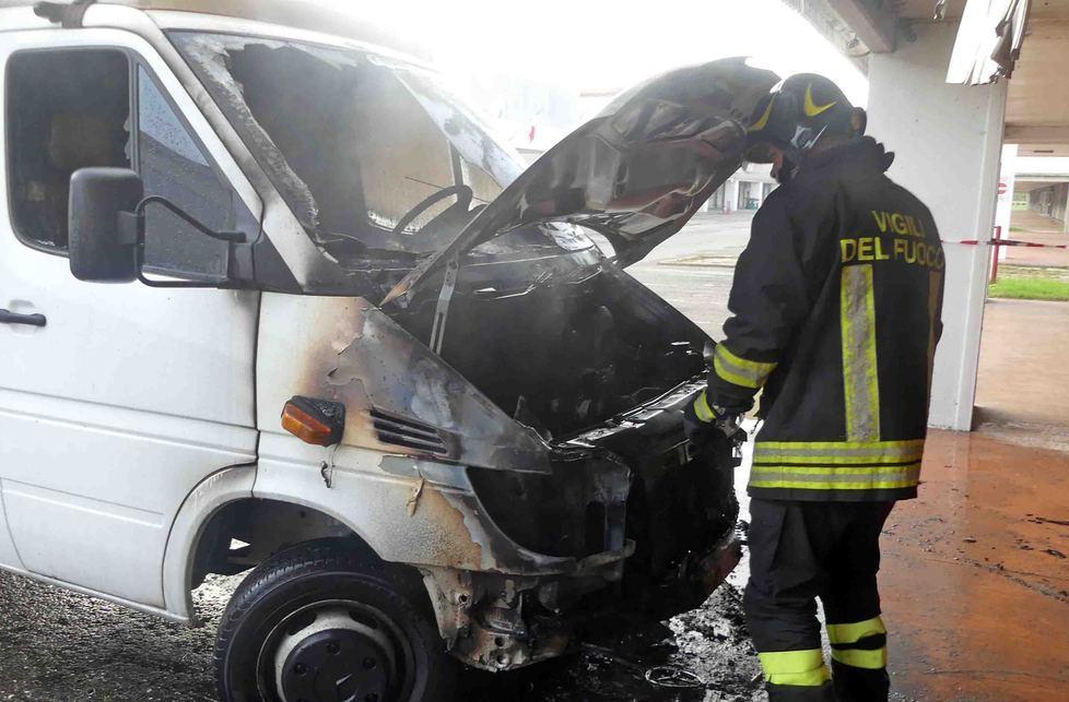Furgone prende fuoco