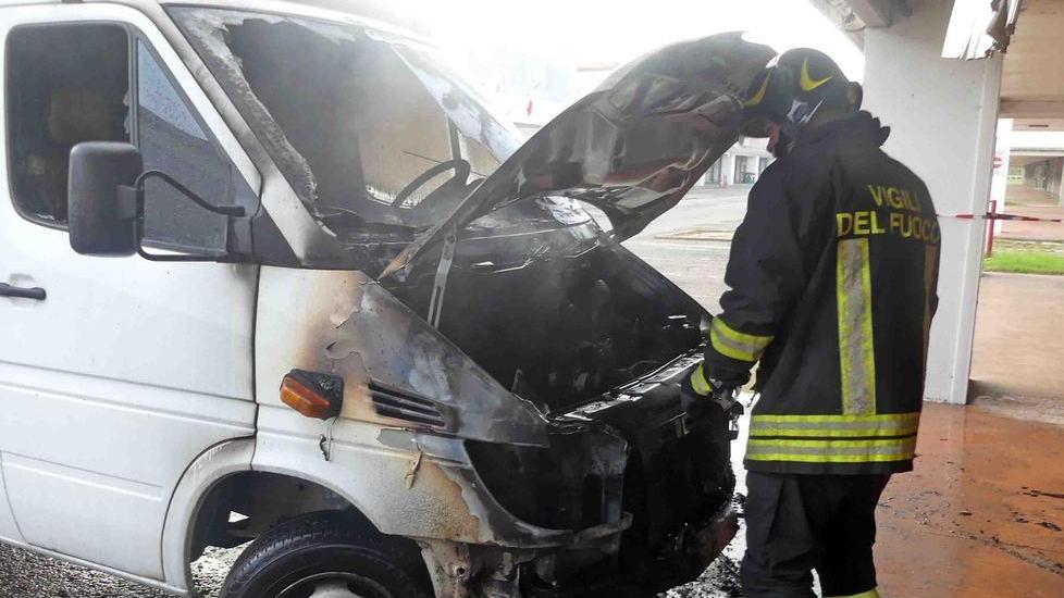 Furgone prende fuoco