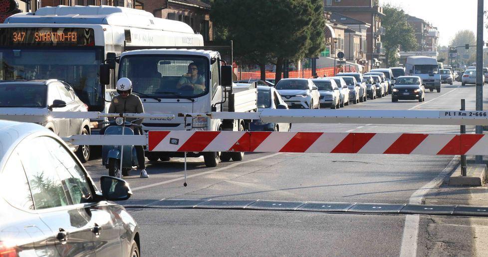Sbarre giù, traffico bloccato