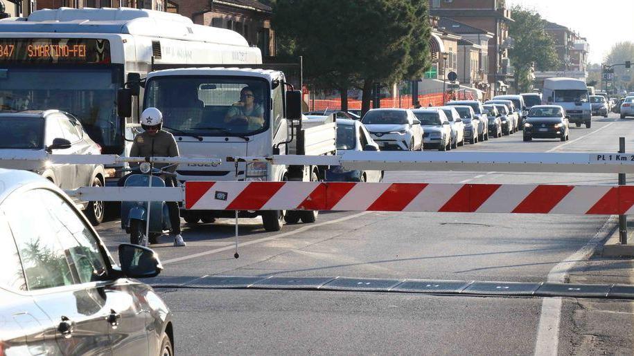 Sbarre giù, traffico bloccato