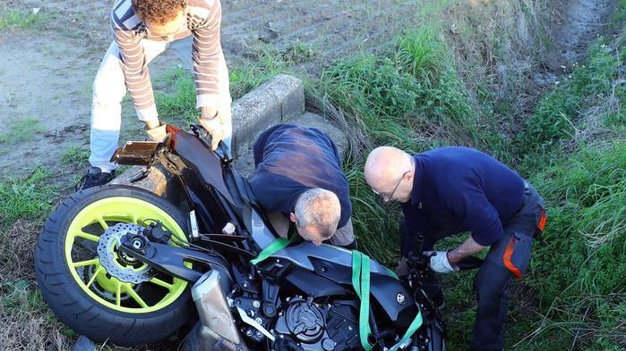Scontro frontale con un’auto Ferito giovane motociclista