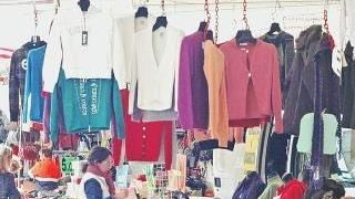Capi d’abbigliamento in una bancarella