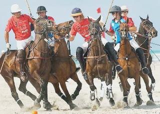 Turismo e sport:polo e cavalli in riva al mare