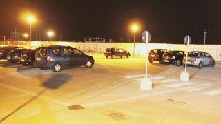 A sinistra il parcheggio semivuoto davanti all’acquario e sopra alcune auto lasciate in divieto di sosta
