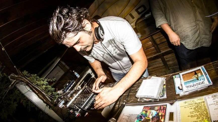 Marco Casarini in consolle fa ballare il Caino Caffè