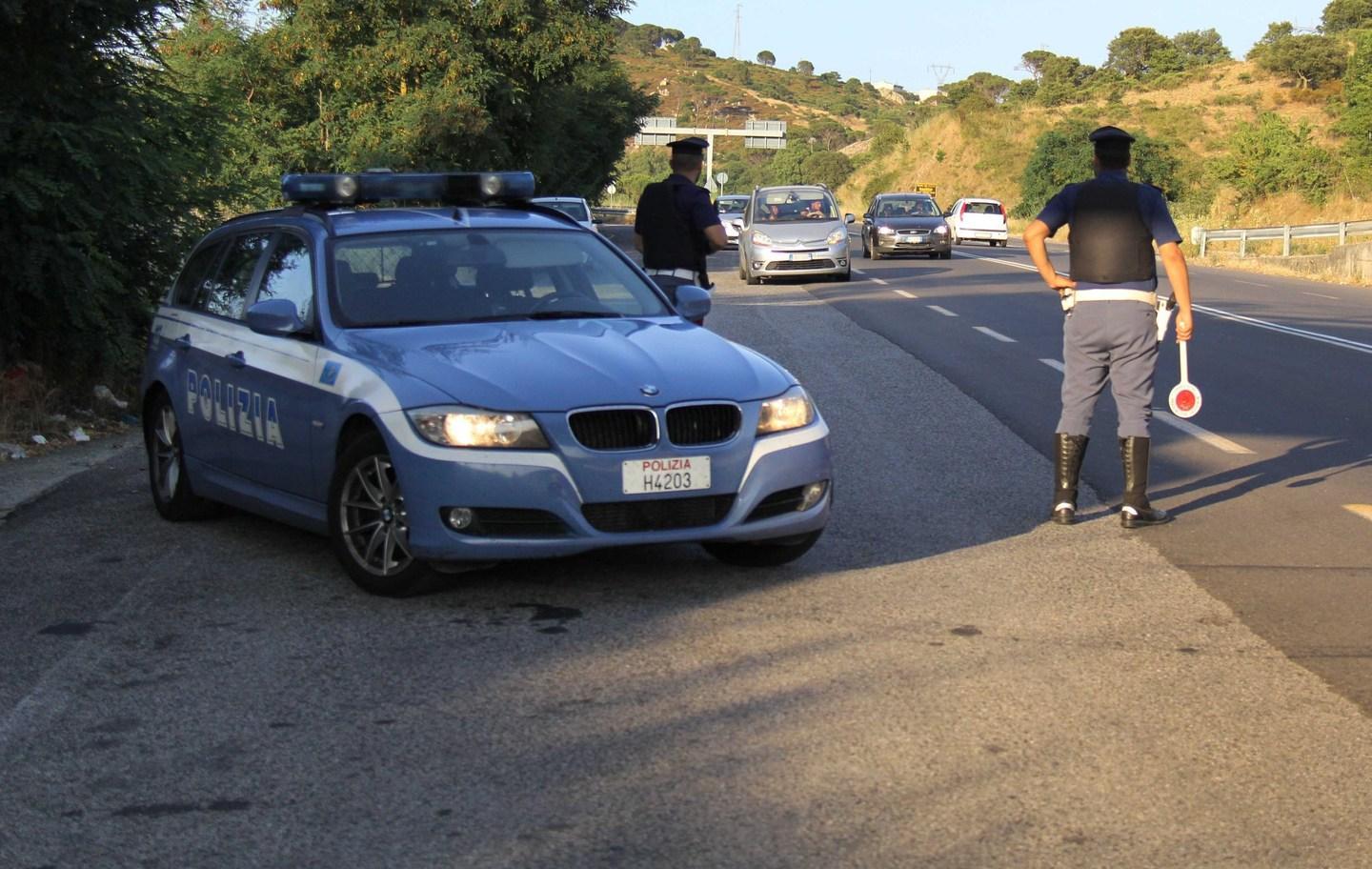 Sulla Sassari-Alghero fuggono all’alt della stradale: lui e lei completamente ubriachi 