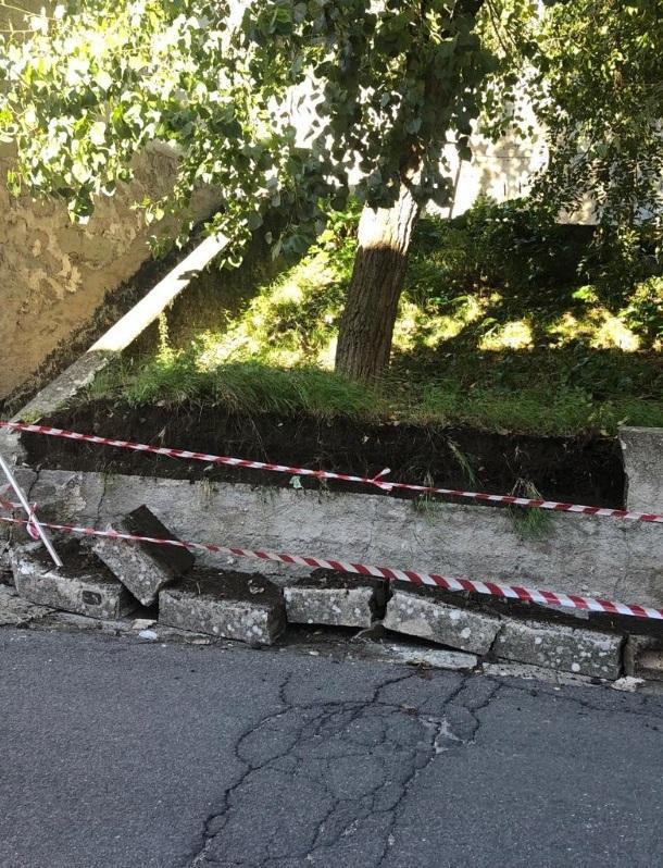 Bonorva, crolla un muro: tragedia sfiorata al Corso 