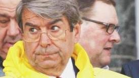 <strong>L’IRA FUNESTA. </strong>Spinelli torvo; a sinistra l’arbitro Damato