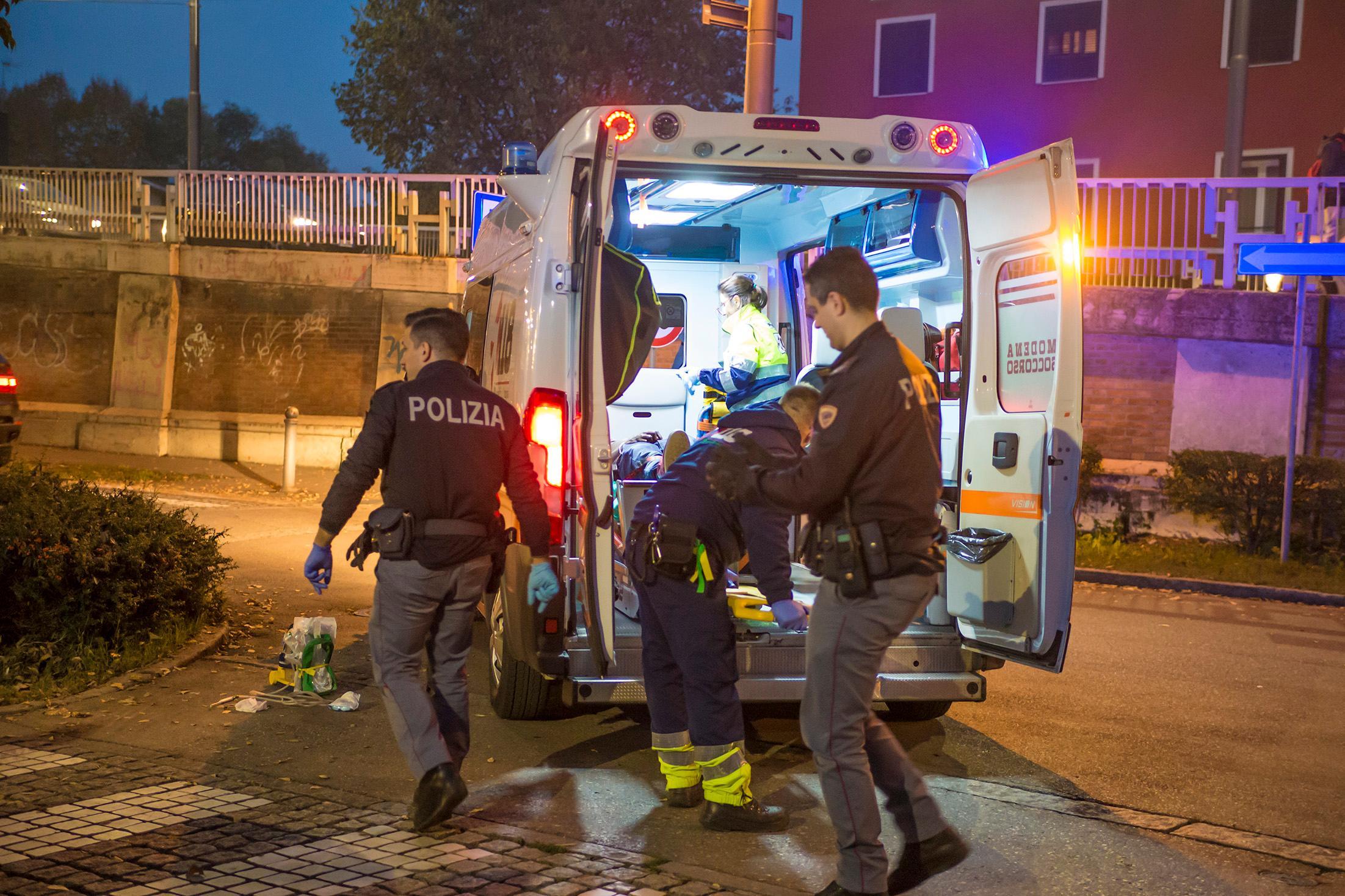 Modena. Lite in strada, viene colpito e sbatte la testa: è in fin di vita 