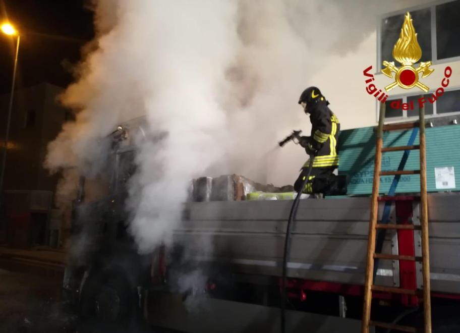 In fiamme nella notte camion carico di materiale edile 