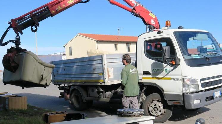 Rifiuti in via Enriques, è partita la pulizia. Ci costerà 15mila euro - Video