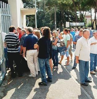 La fila ai cancelli e, a destra “Fumu” in azione