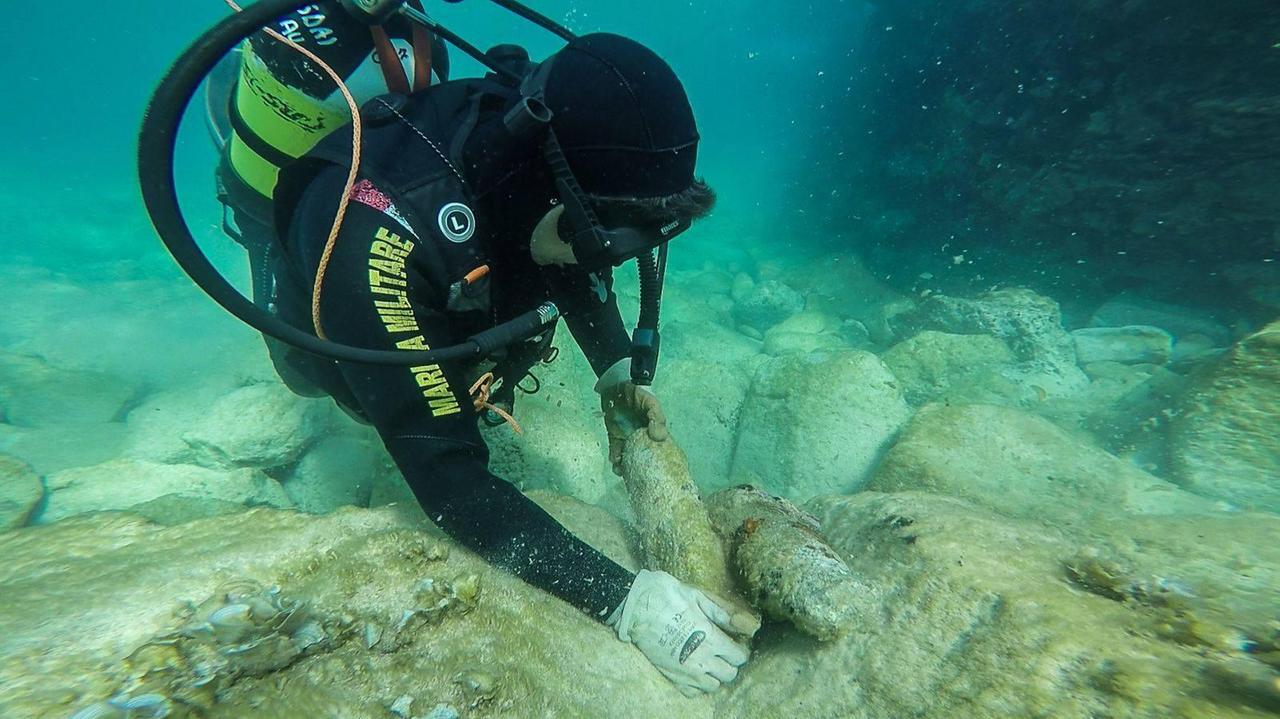 Un intrevento subacqueo di bonifica attuato dai militari del Comsubin (foto di archivio)