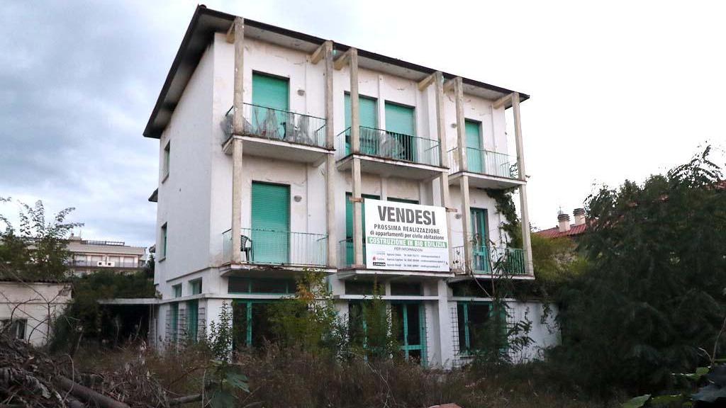 Via libera alla demolizione dell’hotel “degli sbandati”