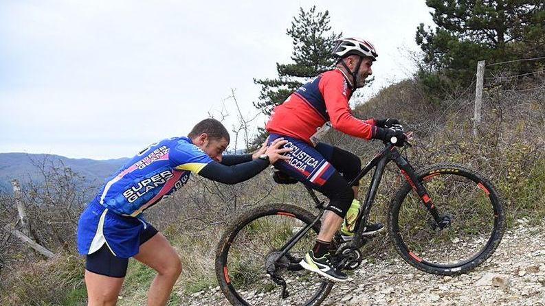Atleti da tutta Italia per la gara divisa in due: di corsa e in bicicletta a coppie