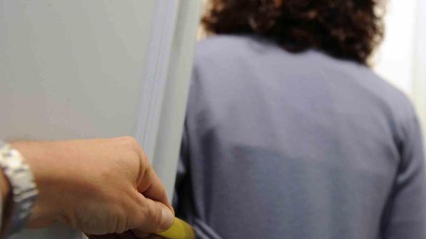 Padre molesta e perseguita la terapista che cura la figlia