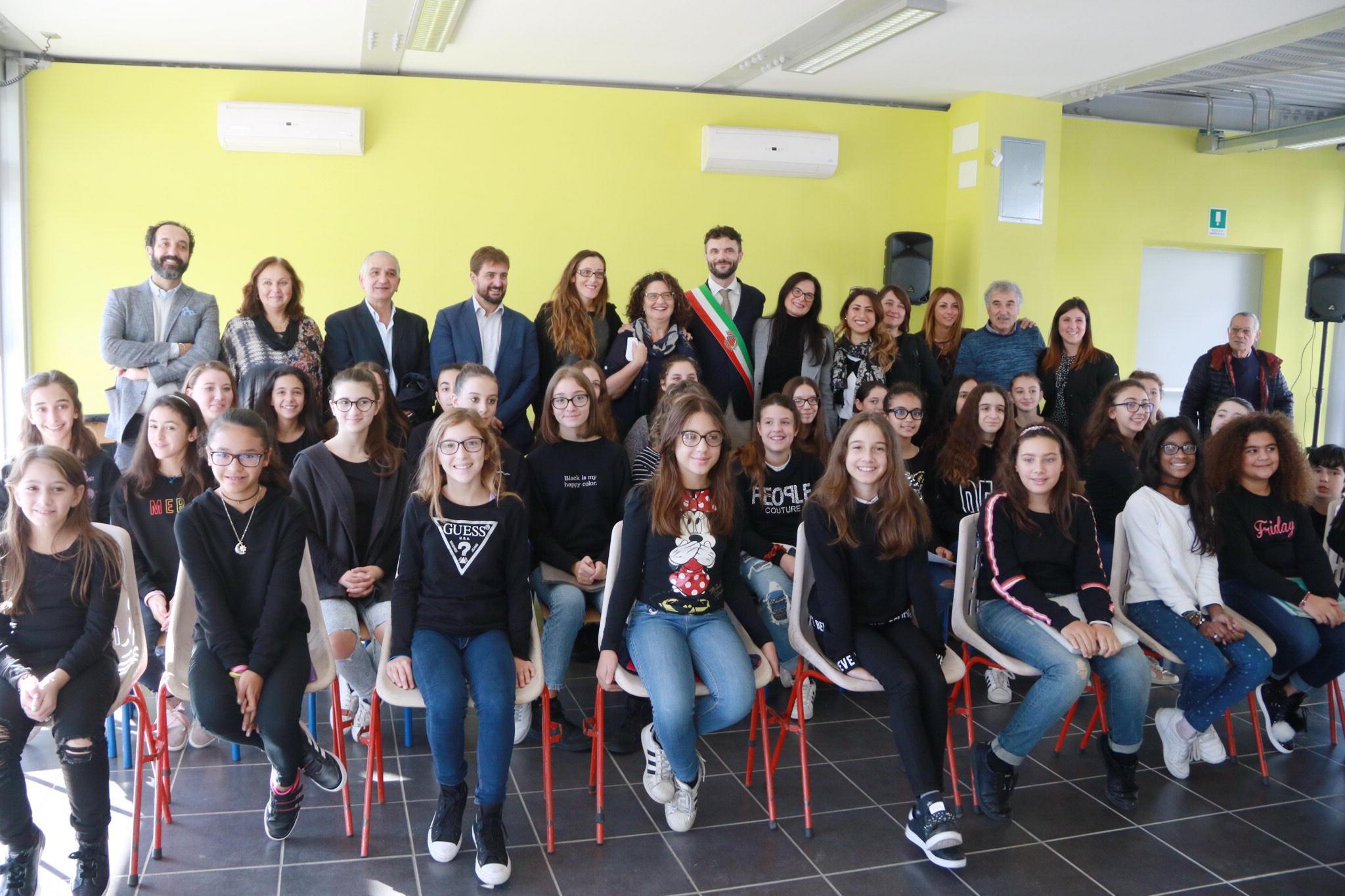 Foto di gruppo per gli studenti e gli amministratori all'interno della scuola media Don Bosco (foto Sproviero-Batavia)