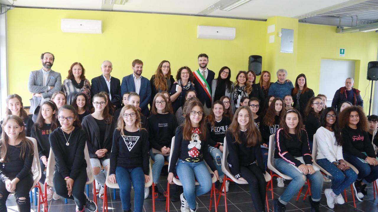 Foto di gruppo per gli studenti e gli amministratori all'interno della scuola media Don Bosco (foto Sproviero-Batavia)