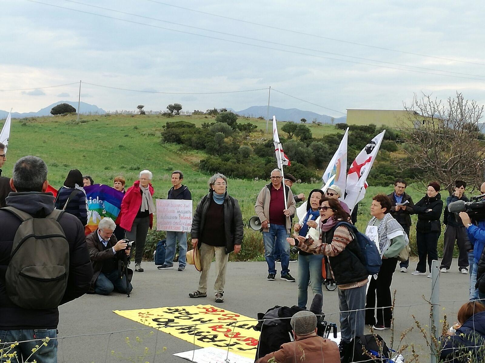 Una manifestazione pacifista davanti alla fabbrica Rwm
