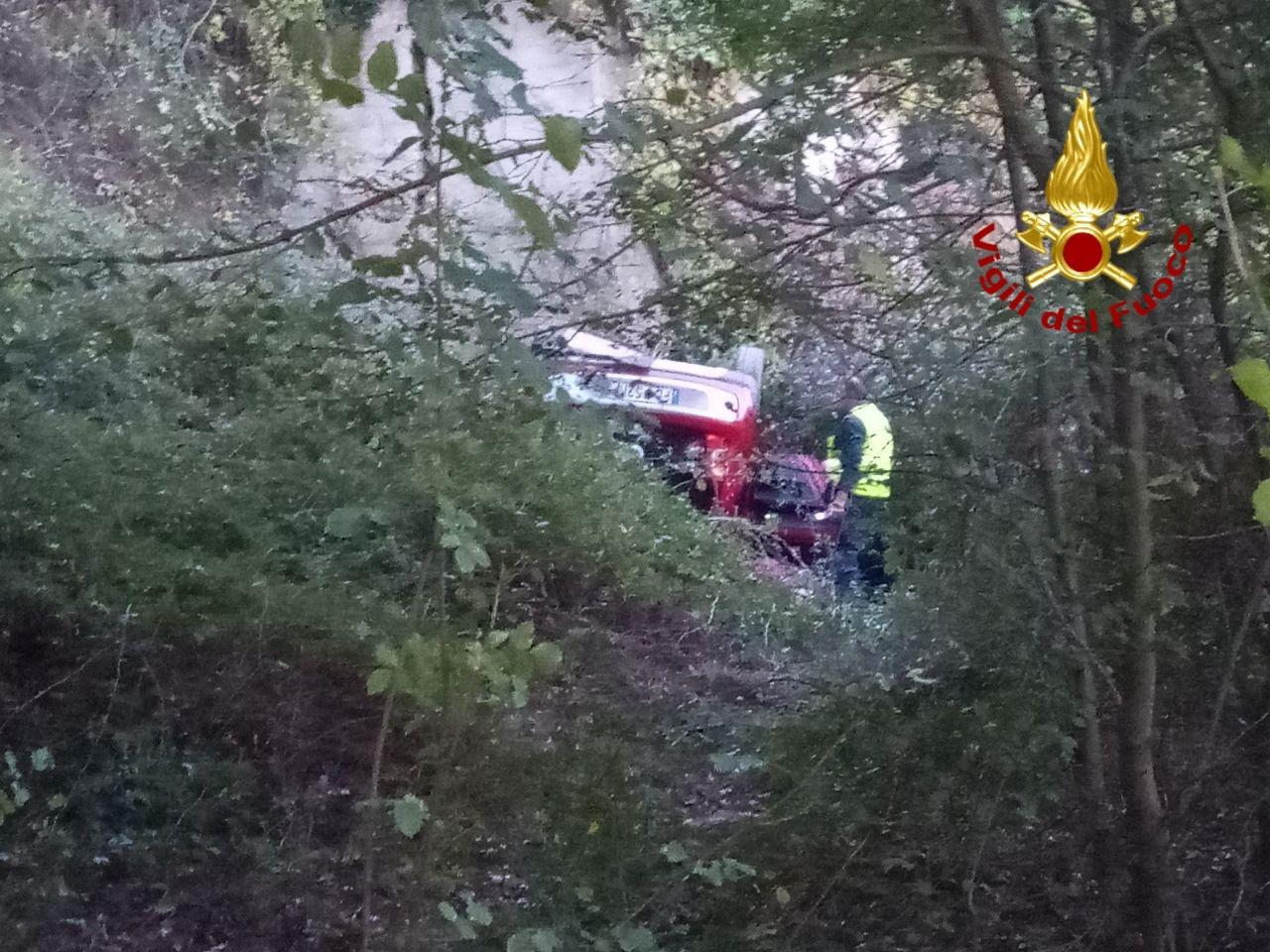 L'auto finita nel dirupo