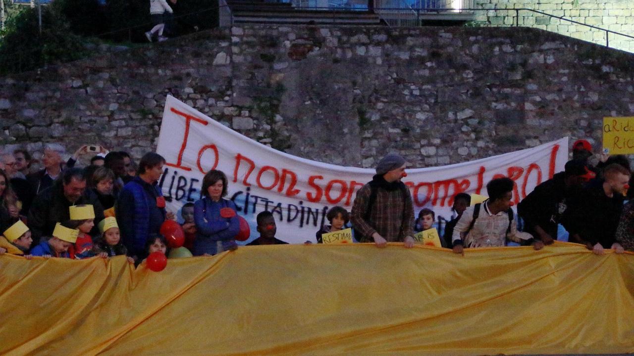 Gli striscioni esposti al corteo "Io non sono come loro" (foto Sproviero-Batavia)