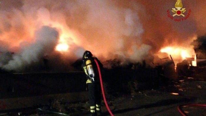 I vigili del fuoco impegnati a spegnere le fiamme a Ospedaletto