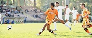<strong>SIGILLO.</strong> L’argentino Rojas mette a segno il terzo gol che chiude il match e segna la prima vittoria al Melani